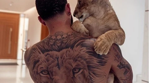 Memphis Depay y su león.