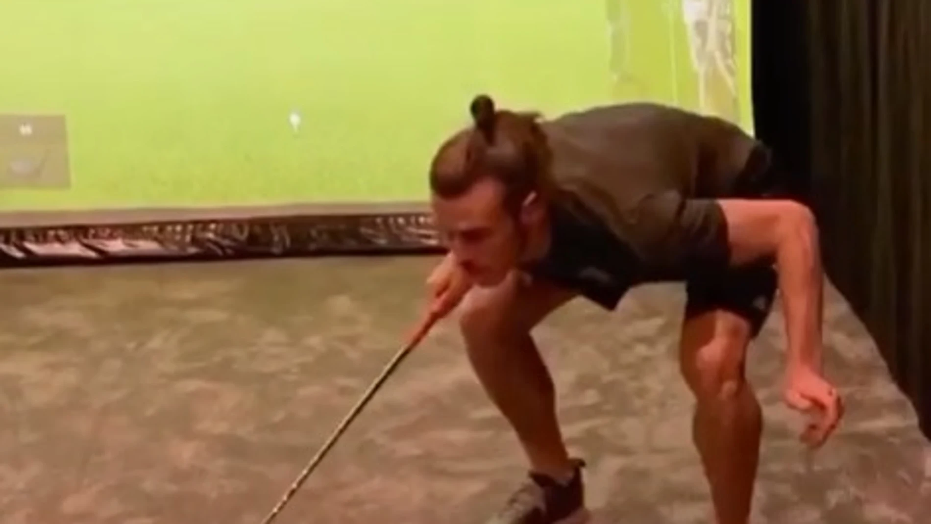 Gareth Bale realizado distintos trucos con una pelota de golf