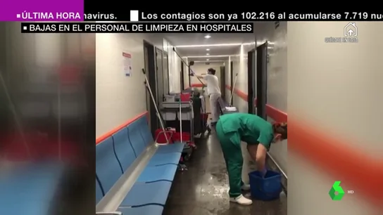 Sin protección y rodeados de material contaminado: así trabajan los equipos de limpieza en los hospitales Sin protección y rodeados de material contaminado: así trabajan los equipos de limpieza en los hospitales