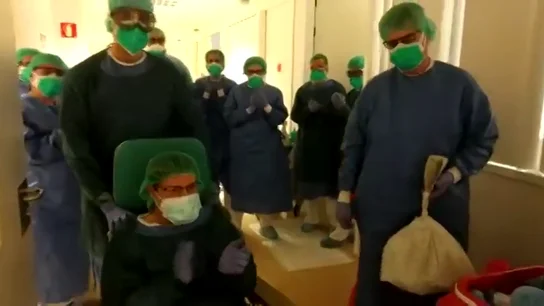 Buenas noticias en Igualada: una sanitaria con coronavirus sale de la UCI entre aplausos de sus compañeros Buenas noticias en Igualada: una sanitaria con coronavirus sale de la UCI entre aplausos de sus compañeros