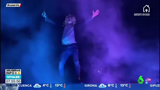 El polifacético vecino de Ourense que ameniza el confinamiento haciendo de David Bisbal o de Freddie Mercury El polifacético vecino de Ourense que ameniza el confinamiento haciendo de David Bisbal o de Freddie Mercury