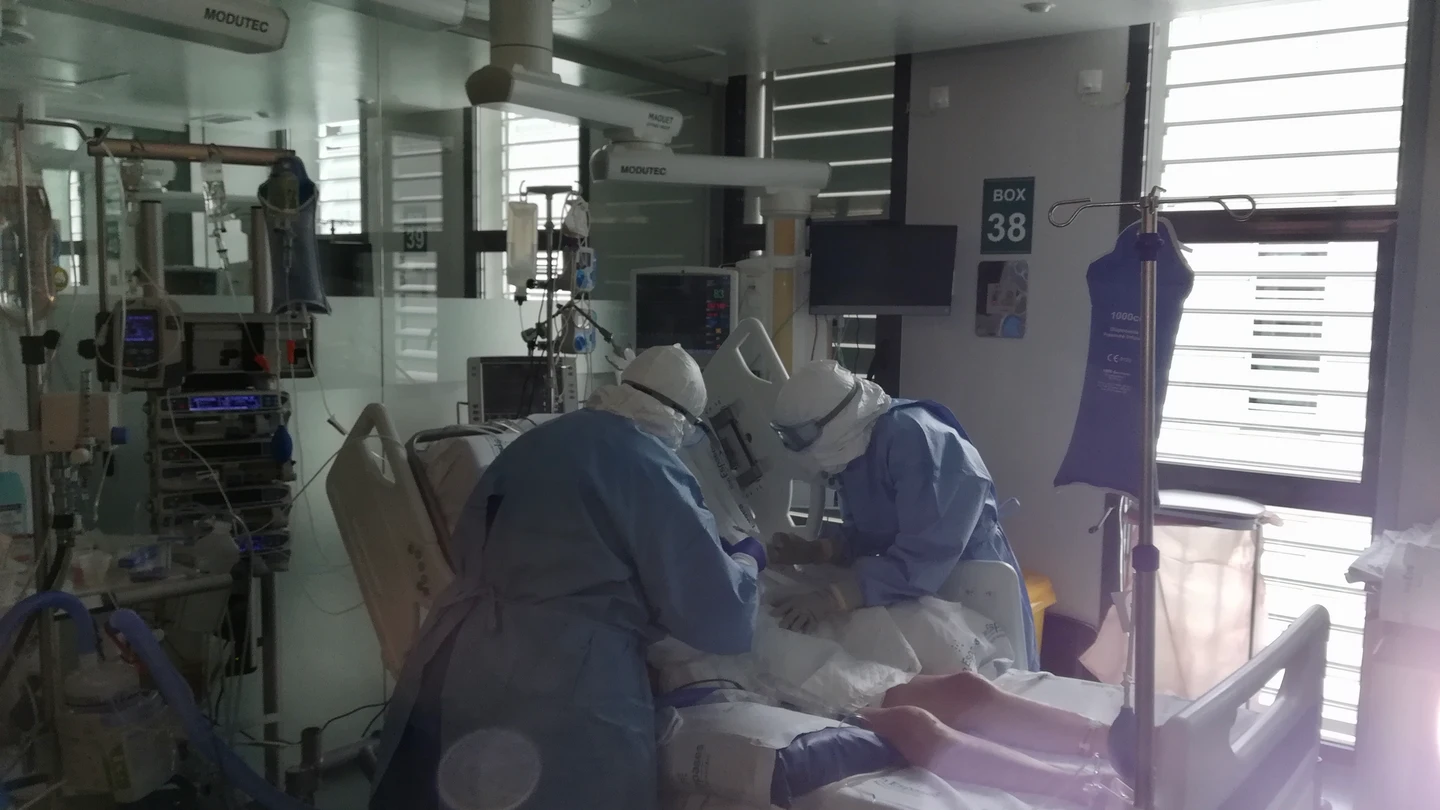 Dos facultativos atienden a un paciente de la UCI en un Hospital. Dos facultativos extuban a un paciente de la UCI en un Hospital de Baleares.