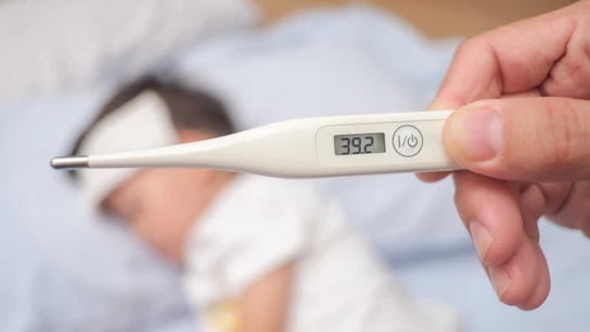 Imagen de archivo de un niño con fiebre Imagen de archivo de un niño con fiebre