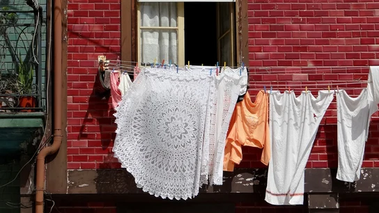 Ropa tendida en la cuerda en un bloque de viviendas Empleadas del hogar