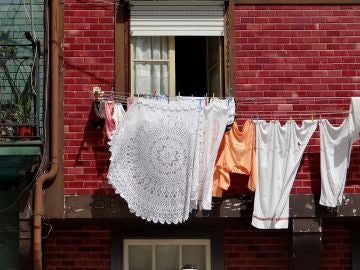 Ropa tendida en la cuerda en un bloque de viviendas Ropa tendida en la cuerda en un bloque de viviendas