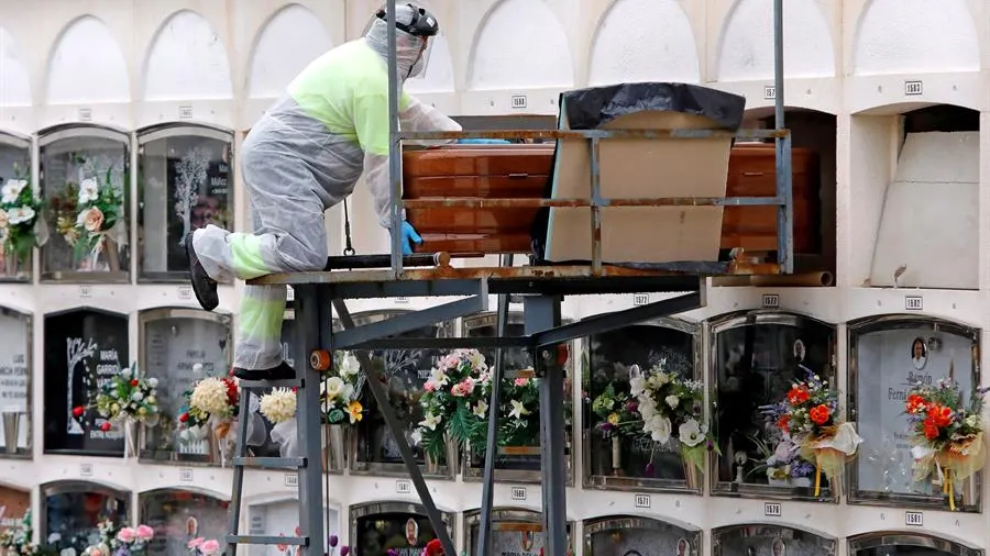  Un operario del cementerio de Santa Margarida de Montbui (Barcelona)