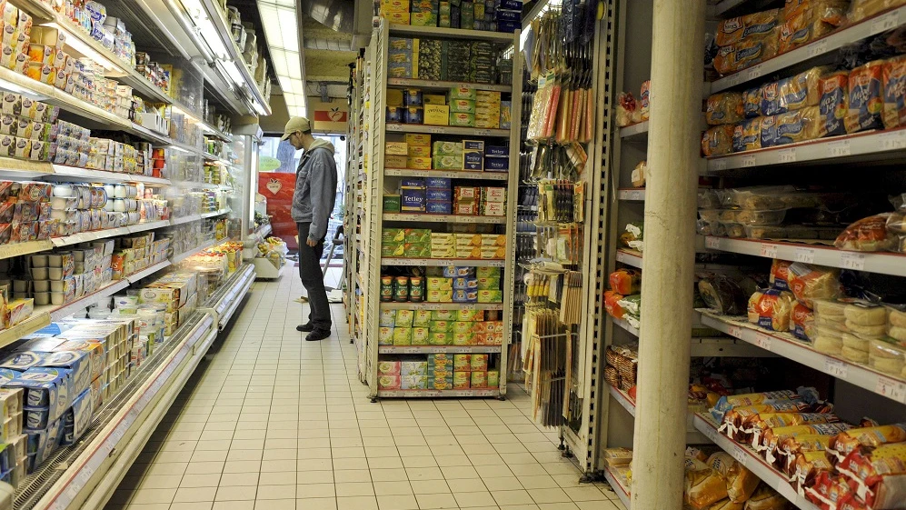 Un cliente observando las estanterías de un supermercado