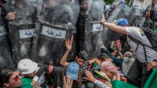 Estudiantes se pelean con la policía antidisturbios durante una manifestación antigubernamental en Argel, Argelia Estudiantes se pelean con la policía antidisturbios durante una manifestación antigubernamental en Argel, Argelia