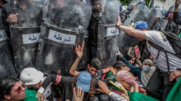 Estudiantes se pelean con la policía antidisturbios durante una manifestación antigubernamental en Argel, Argelia