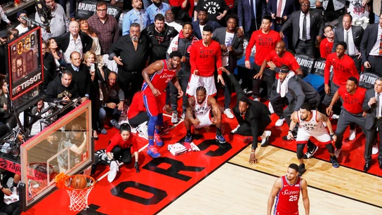 Kawhi Leonard observa cómo su tiro acaba dentro y da la victoria a los Raptors frente a los Sixers Kawhi Leonard observa cómo su tiro acaba dentro y da la victoria a los Raptors frente a los Sixers