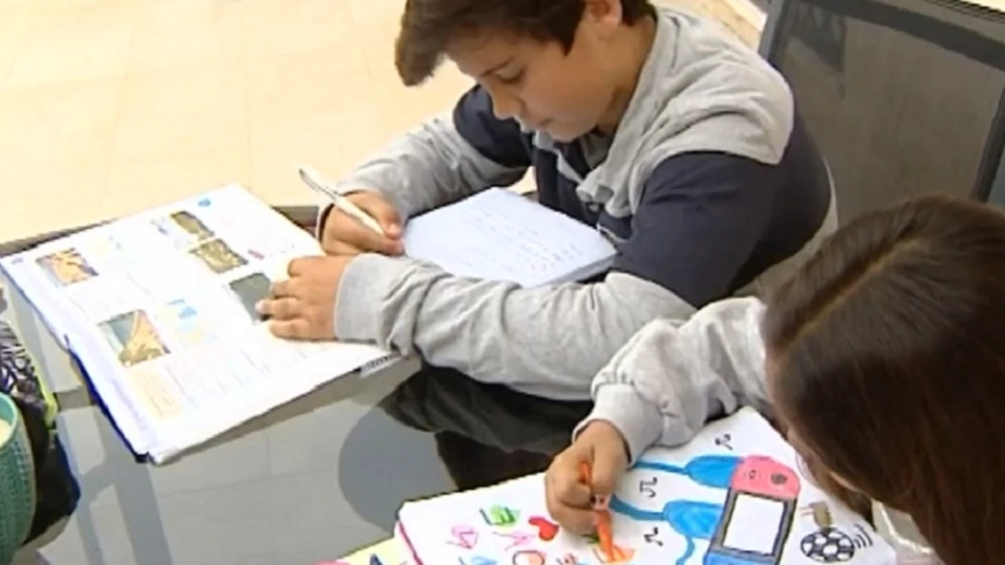 Imagen de niños realizando los deberes del colegio Imagen de niños realizando los deberes del colegio