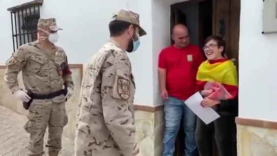 La Armada homenajea a un joven con parálisis cerebral en Cádiz La Armada homenajea a un joven con parálisis cerebral en Cádiz