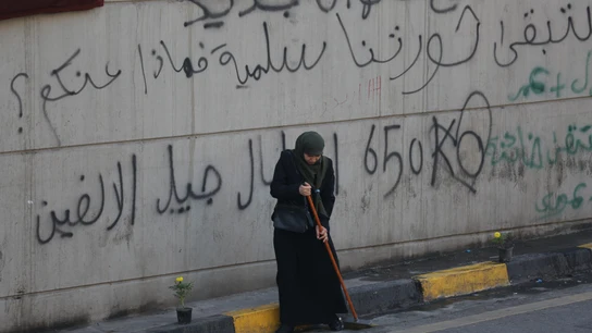 Una mujer mira al suelo durante una protesta en Irak Una mujer mira al suelo durante una protesta en Irak