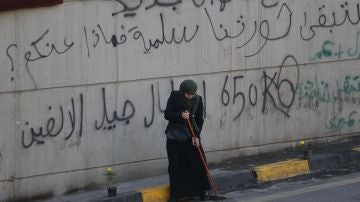 Una mujer mira al suelo durante una protesta en Irak