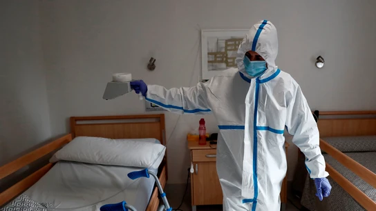Un operario trabaja en la desinfección con ozono de la residencia Casablanca, en el barrio madrileño de Villaverde Un operario trabaja en la desinfección con ozono de la residencia Casablanca, en el barrio madrileño de Villaverde