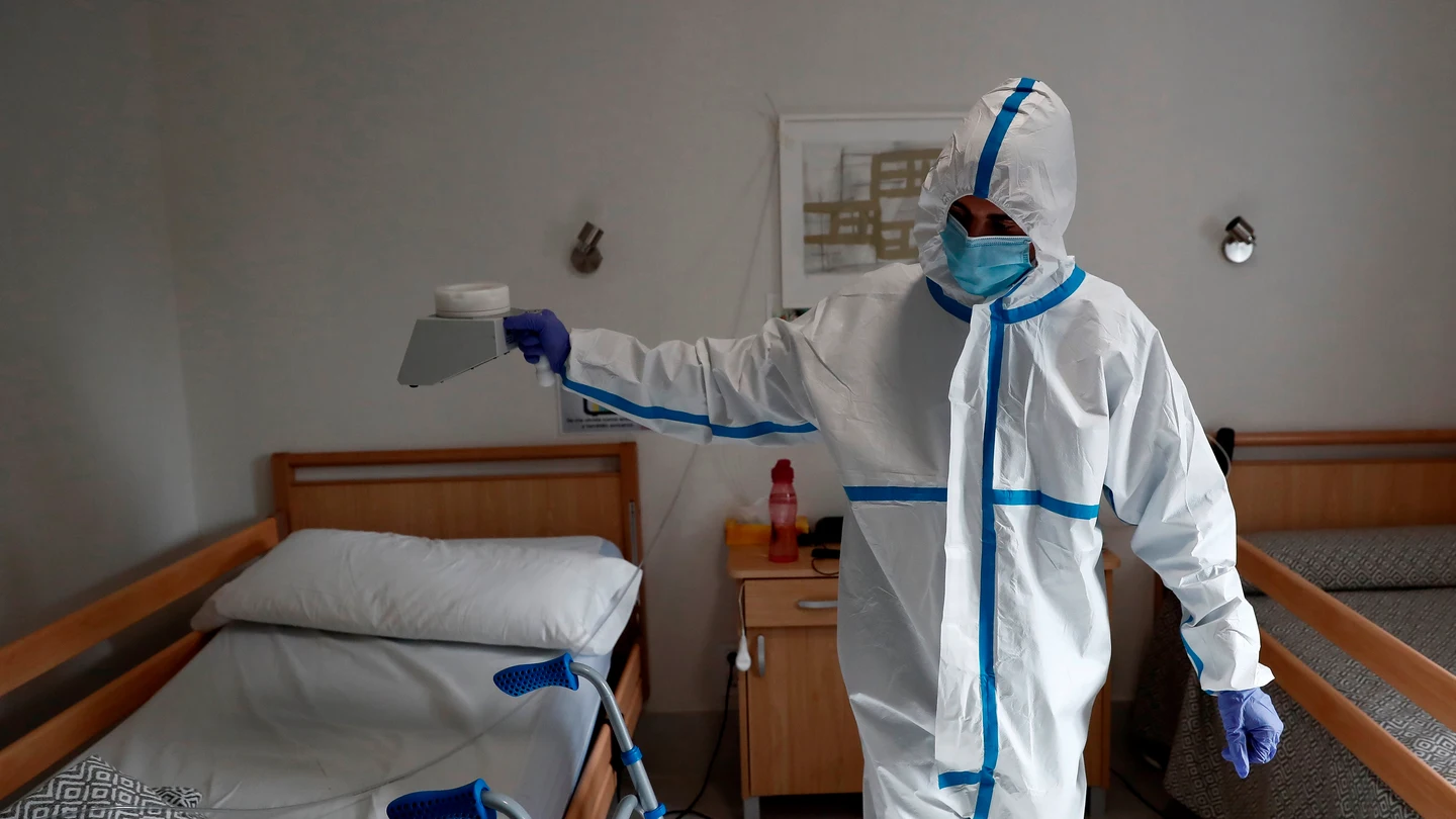 Un operario trabaja en la desinfección con ozono de la residencia Casablanca, en el barrio madrileño de Villaverde Un operario trabaja en la desinfección con ozono de la residencia Casablanca, en el barrio madrileño de Villaverde