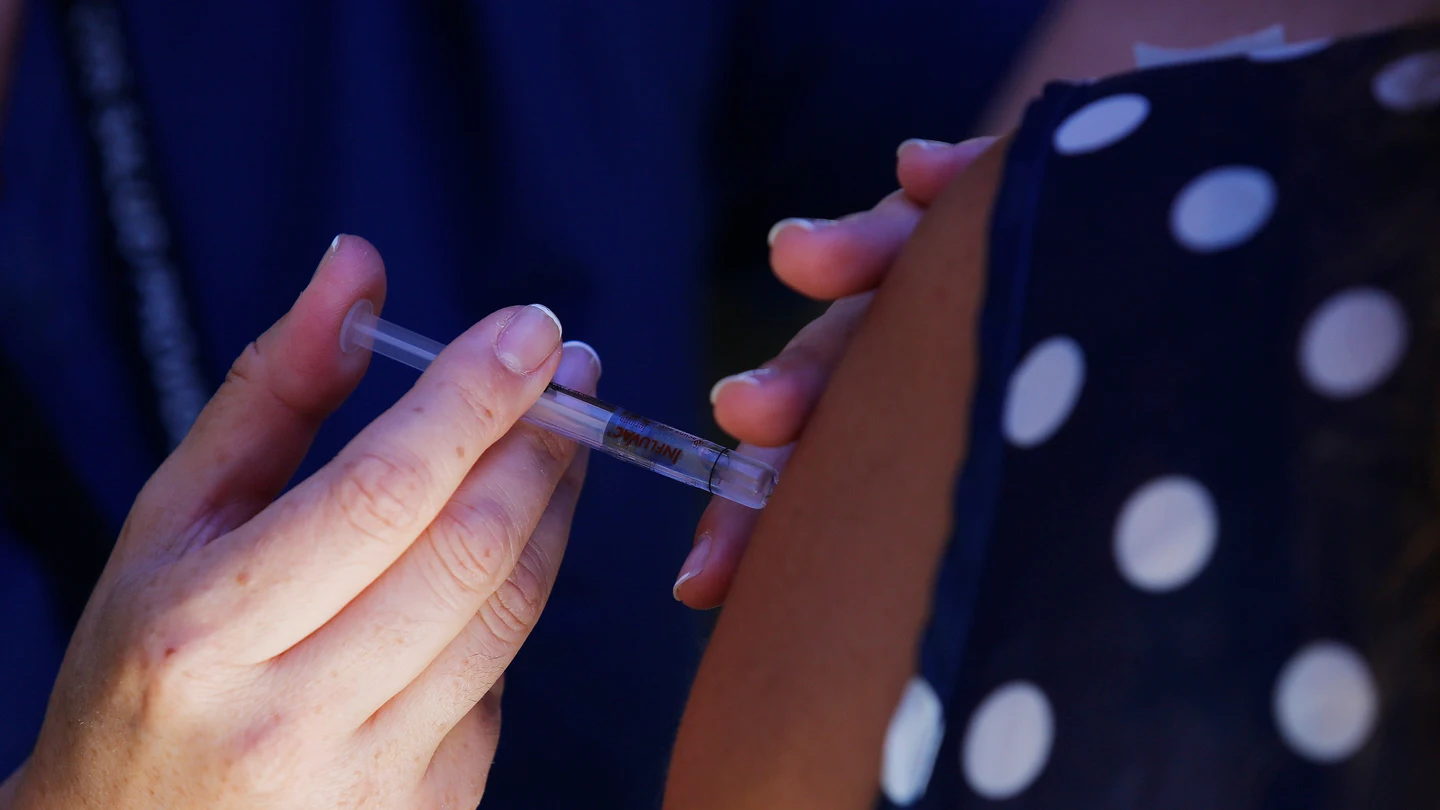 Una sanitaria pone una inyección a una paciente Una sanitaria pone una inyección a una paciente
