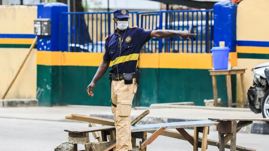 Un agente de movilidad da instrucciones en Nigeria en plena crisis por el coronavirus Un agente de movilidad da instrucciones en Nigeria en plena crisis por el coronavirus