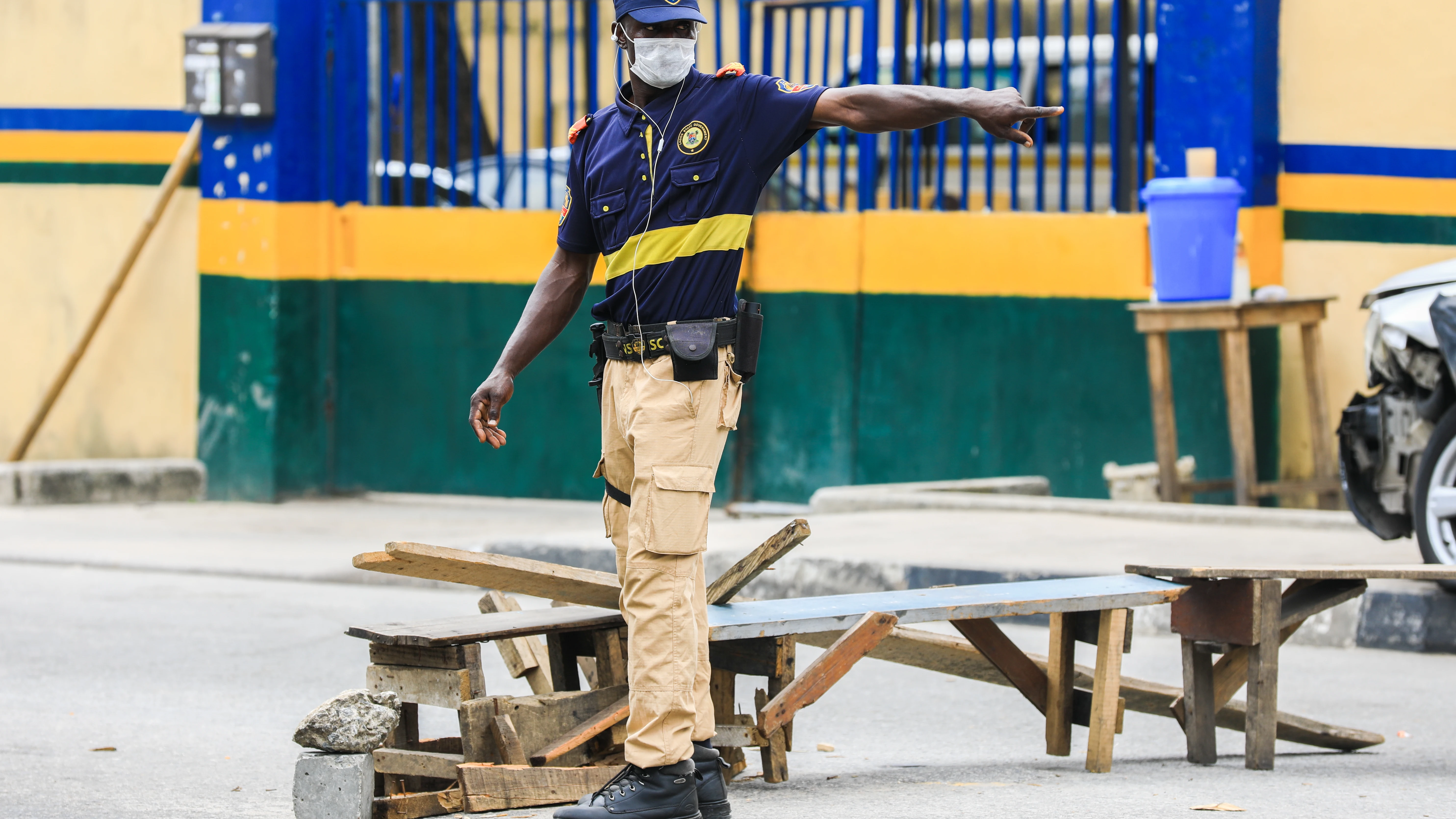 Un agente de movilidad da instrucciones en Nigeria en plena crisis por el coronavirus