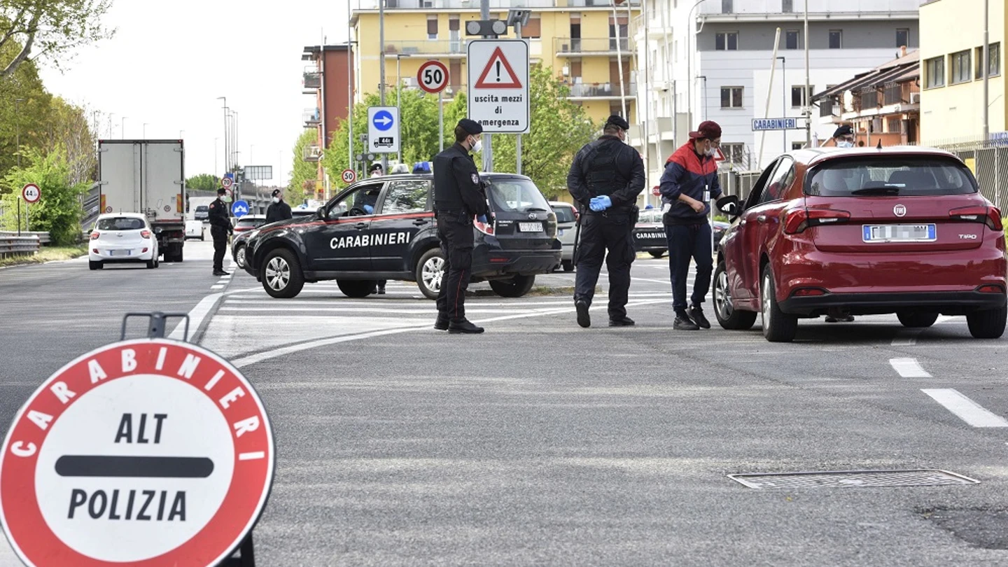 Imagen de policías en un control de tráfico de Italia Imagen de policías en un control de tráfico de Italia