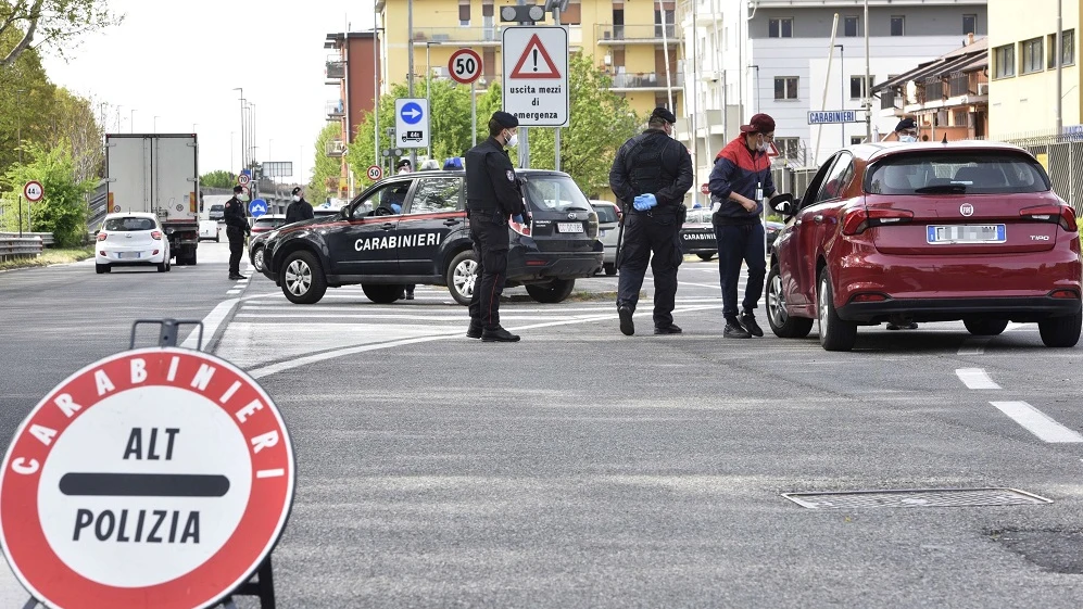 Imagen de policías en un control de tráfico de Italia