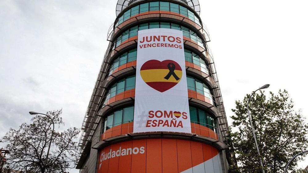 Imagen de la sede nacional de Ciudadanos con un crespón negro en memoria de las víctimas del coronavirus