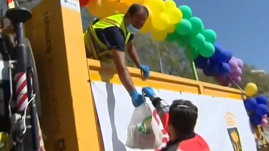 Imagen de una persona recogiendo comida en Bormujos para los más vulnerables Imagen de una persona recogiendo comida en Bormujos para los más vulnerables