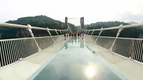Pasarela en las montañas de Zhangjiajie Pasarela en las montañas de Zhangjiajie