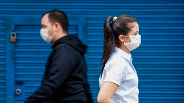 Ciudadanos pasean en Asunción (Paraguay) con mascarillas