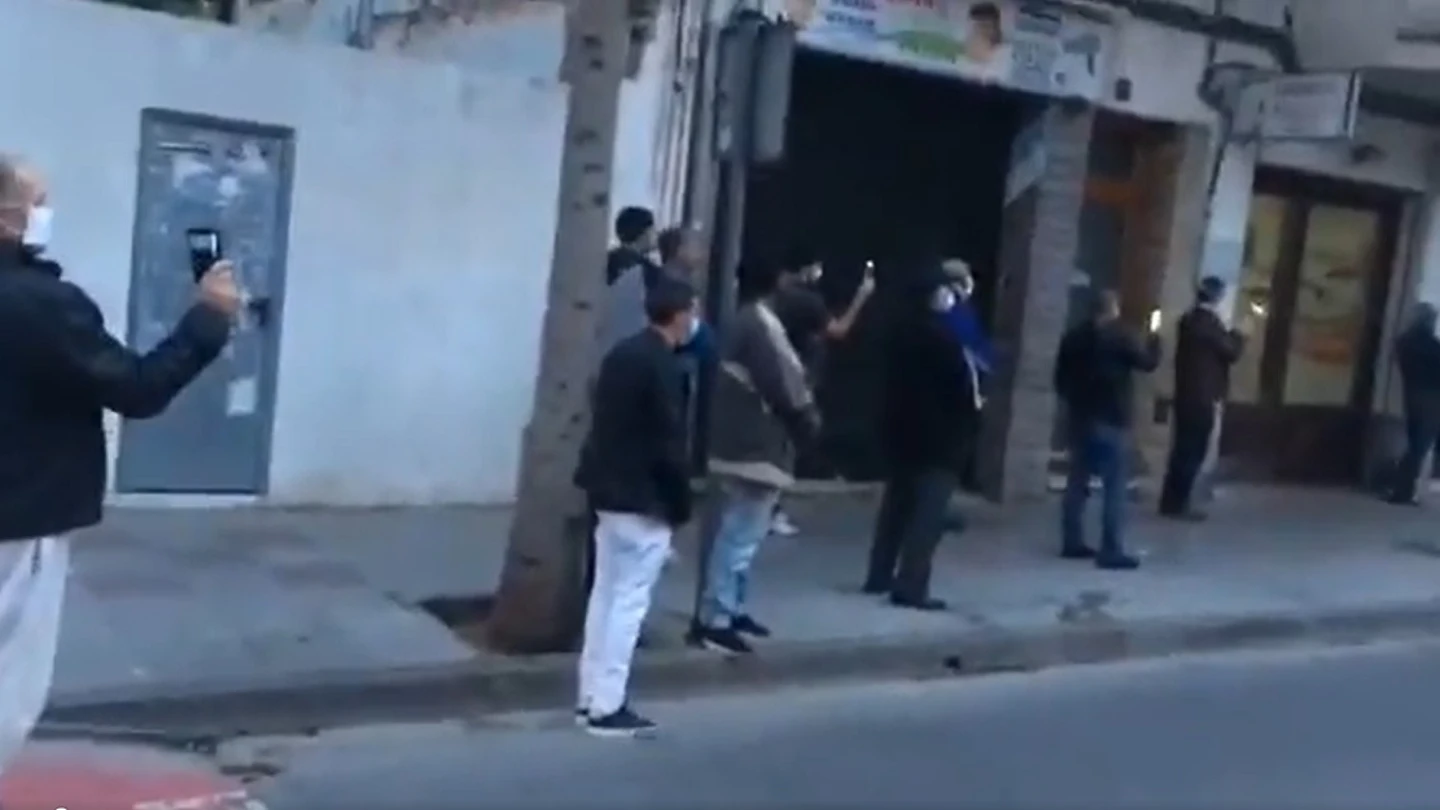 Imagen de un grupo de personas en la calle en Tarragona pese al estado de alarma Imagen de un grupo de personas en la calle en Tarragona pese al estado de alarma