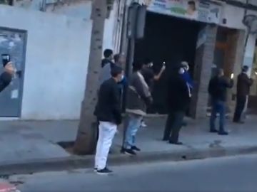 Imagen de un grupo de personas en la calle en Tarragona pese al estado de alarma Imagen de un grupo de personas en la calle en Tarragona pese al estado de alarma