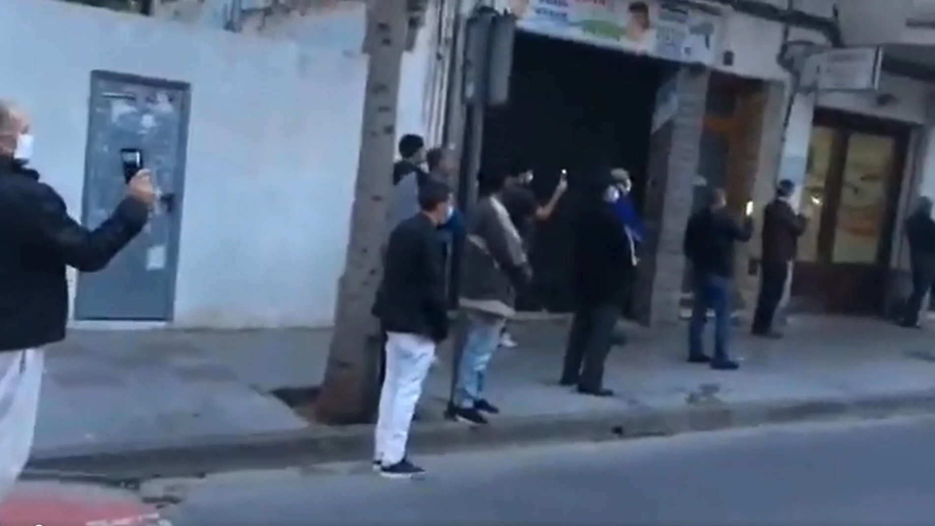 Imagen de un grupo de personas en la calle en Tarragona pese al estado de alarma