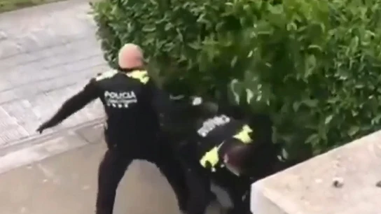 Imagen de dos policías agrediendo a dos jóvenes en Girona Imagen de dos policías agrediendo a dos jóvenes en Girona