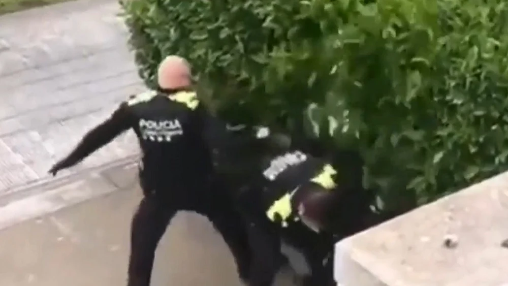 Imagen de dos policías agrediendo a dos jóvenes en Girona