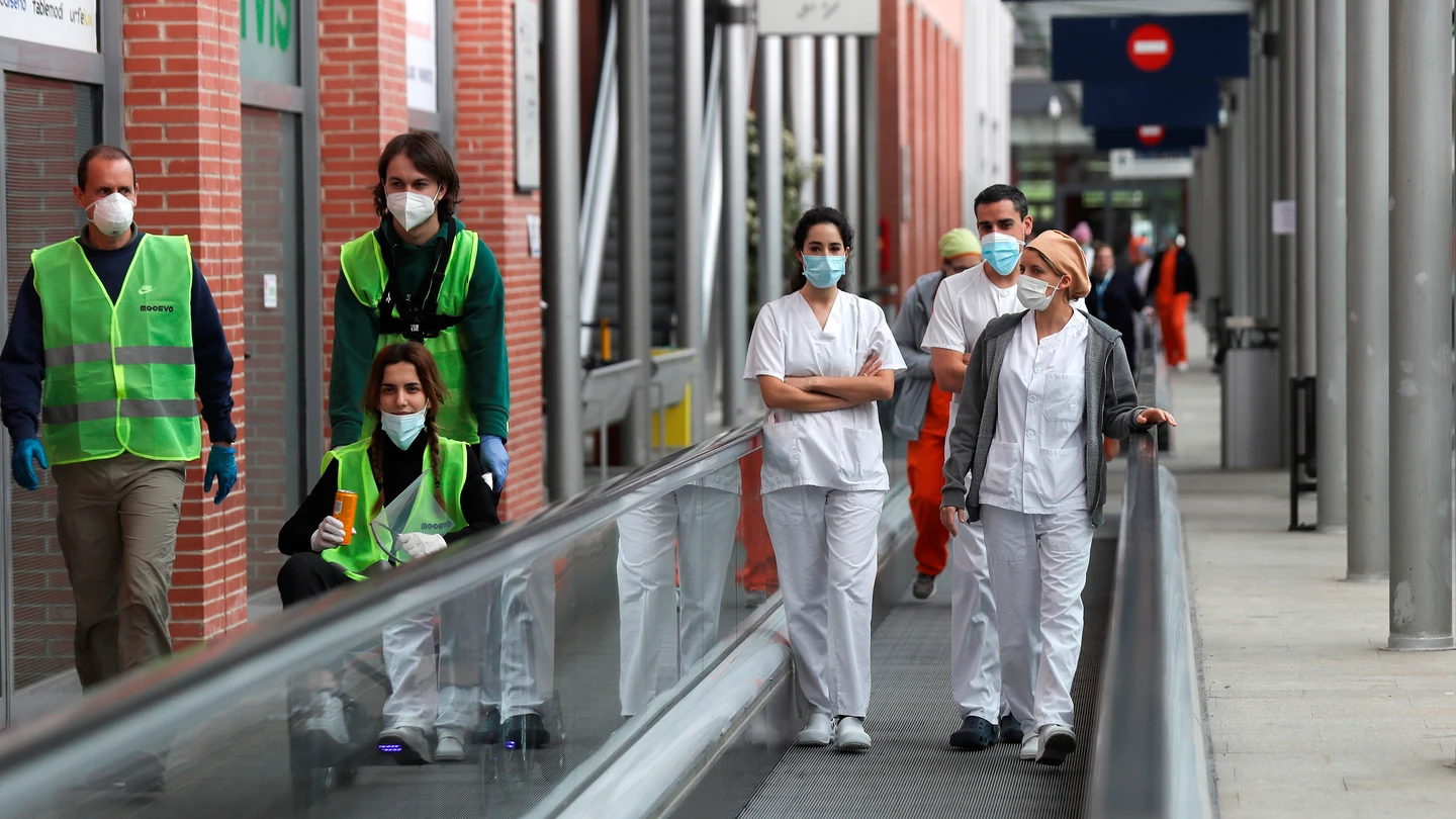 Sanitarios de los hospitales de campaña instalados en los pabellones 5 y 9 de Ifema Sanitarios de los hospitales de campaña instalados en los pabellones 5 y 9 de Ifema