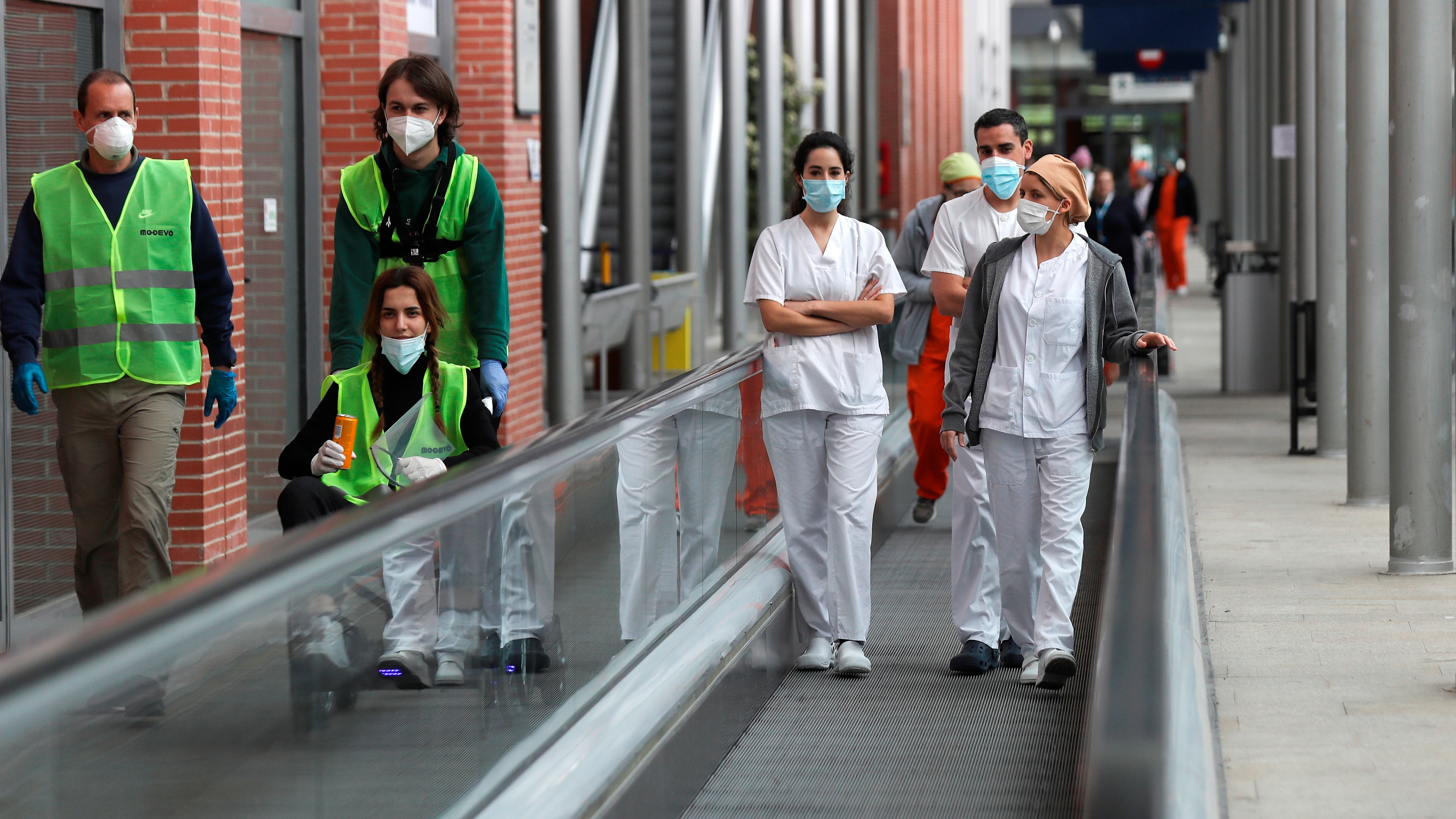 Sanitarios de los hospitales de campaña instalados en los pabellones 5 y 9 de Ifema