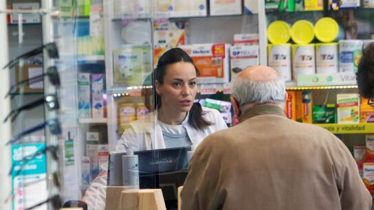 Un anciano acude a comprar a una farmacia