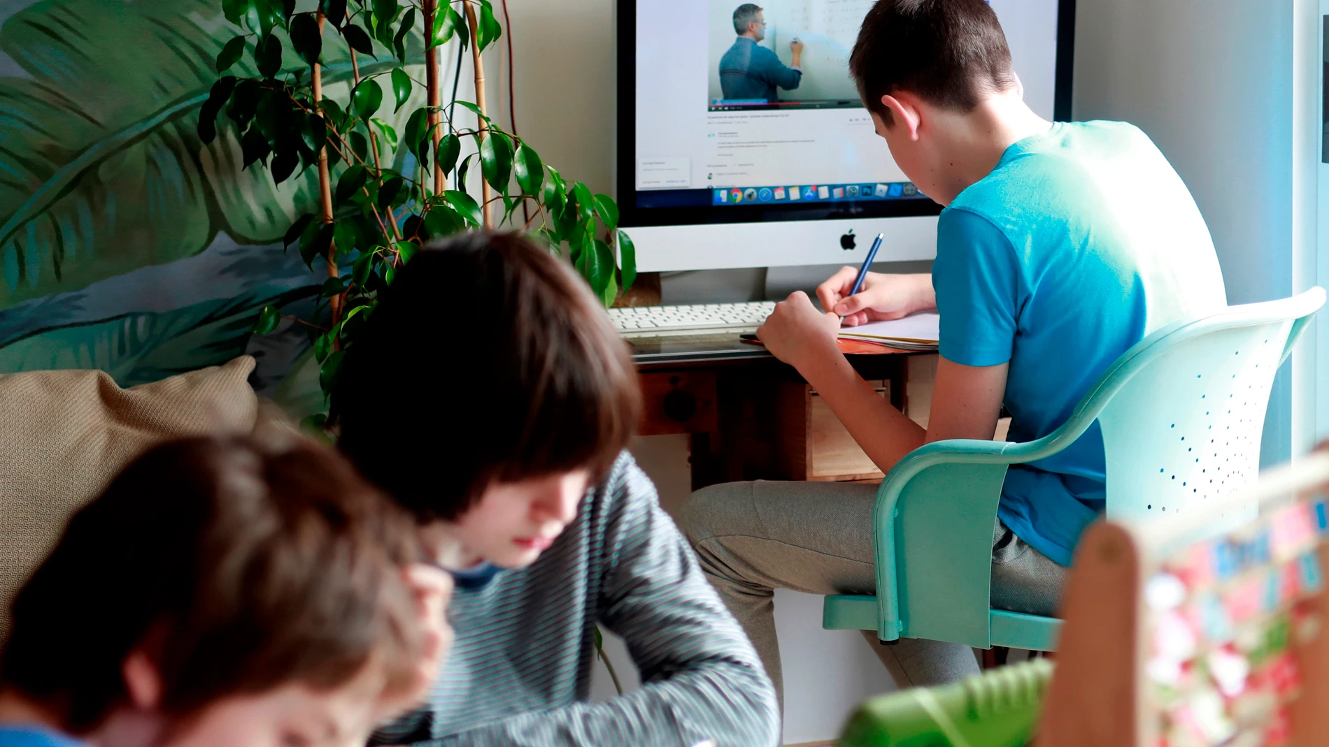Jóvenes asisten a clases por videollamada