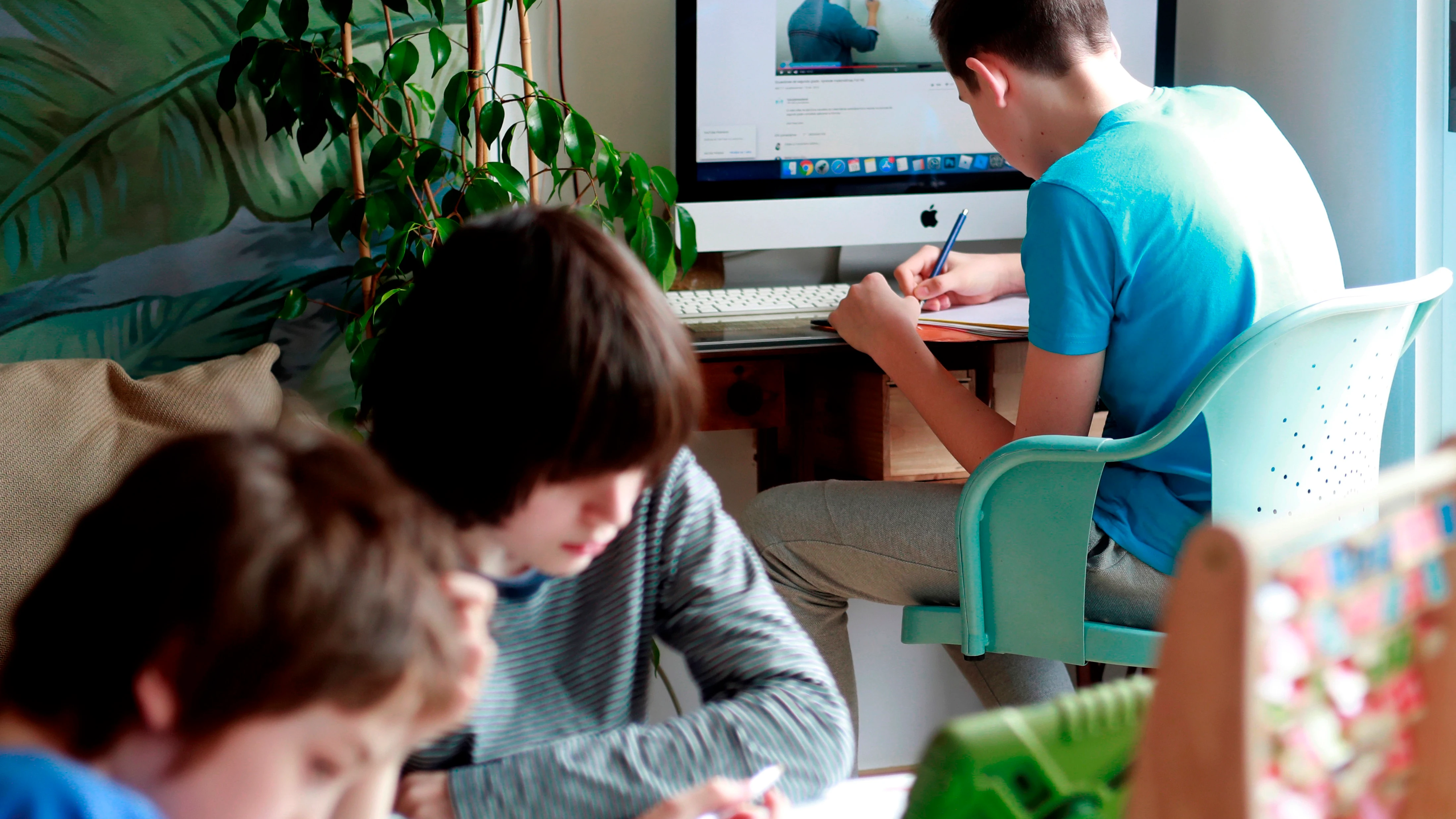 Jóvenes asisten a clases por videollamada