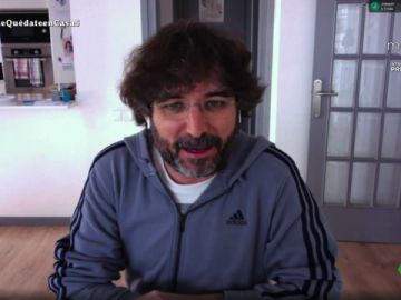 Jordi Évole confiesa a Sabina el mensaje que le envió a Serrat tras su caída del escenario: "Creo que no le hizo gracia" Jordi Évole confiesa a Sabina el mensaje que le envió a Serrat tras su caída del escenario: "Creo que no le hizo gracia"