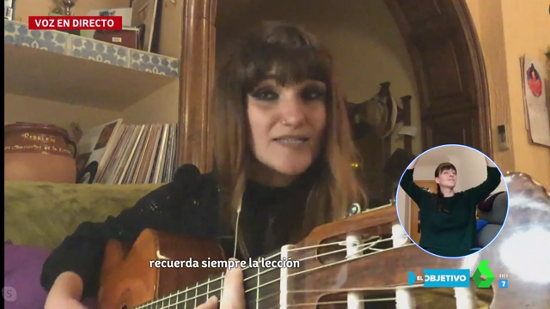 Una emocionada Rozalén interpreta en directo 'Aves enjauladas'
