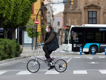 Imagen de una persona en una bicicleta en Málaga Imagen de una persona en una bicicleta en Málaga