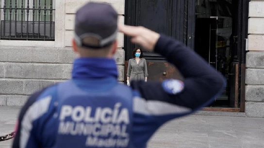 Imagen de Ayuso guardando un minuto de silencio por los fallecidos por coronavirus Imagen de Ayuso guardando un minuto de silencio por los fallecidos por coronavirus