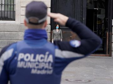 Imagen de Ayuso guardando un minuto de silencio por los fallecidos por coronavirus Imagen de Ayuso guardando un minuto de silencio por los fallecidos por coronavirus