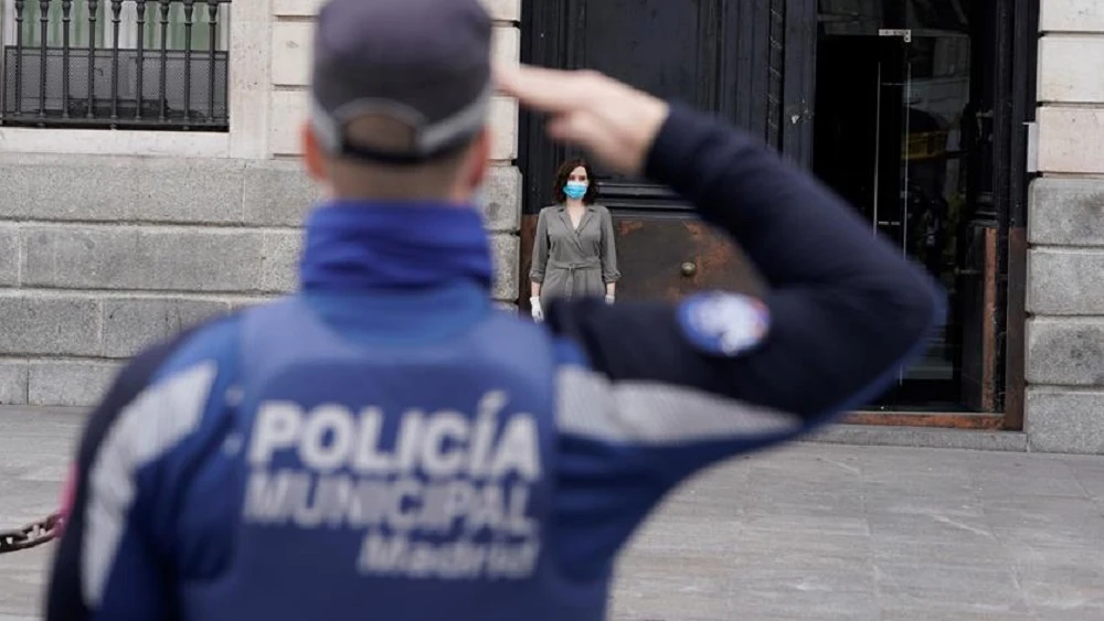 Imagen de Ayuso guardando un minuto de silencio por los fallecidos por coronavirus