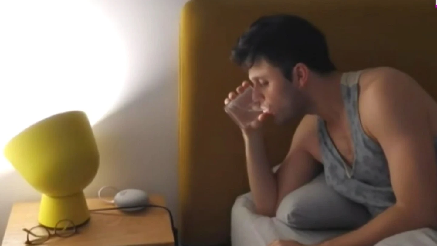 Imagen de un joven tomando medicamentos para dormir Imagen de un joven tomando medicamentos para dormir