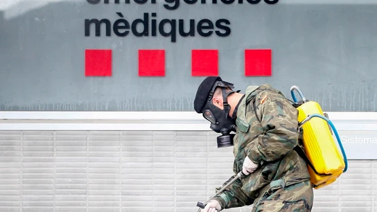 Miembros del Ejercito de Tierra trabajan desinfectando los alrededores del Hospital Trias i Pujol (Can Ruti ) de Badalona (Barcelona) Miembros del Ejercito de Tierra trabajan desinfectando los alrededores del Hospital Trias i Pujol (Can Ruti ) de Badalona (Barcelona)