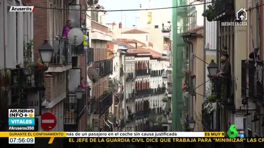 La 'Fregonada de Lavapiés': el gesto de unos vecinos para "limpiar Madrid del virus" La 'Fregonada de Lavapiés': el gesto de unos vecinos para "limpiar Madrid del virus"