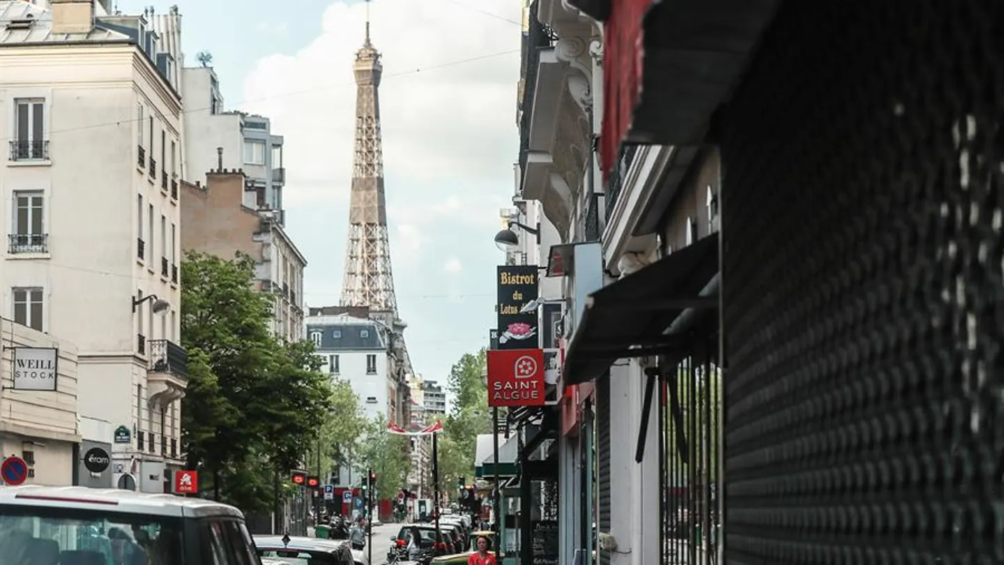Una mujer corre por las calles vacías de París durante el confinamiento por el coronavirus Una mujer corre por las calles vacías de París durante el confinamiento por el coronavirus