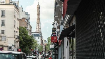 Una mujer corre por las calles vacías de París durante el confinamiento por el coronavirus